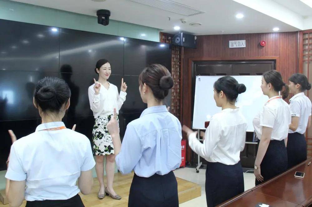 学礼仪,展新姿 | 用培训擦亮盛大金禧商务接待"名片"-盛大金禧金融