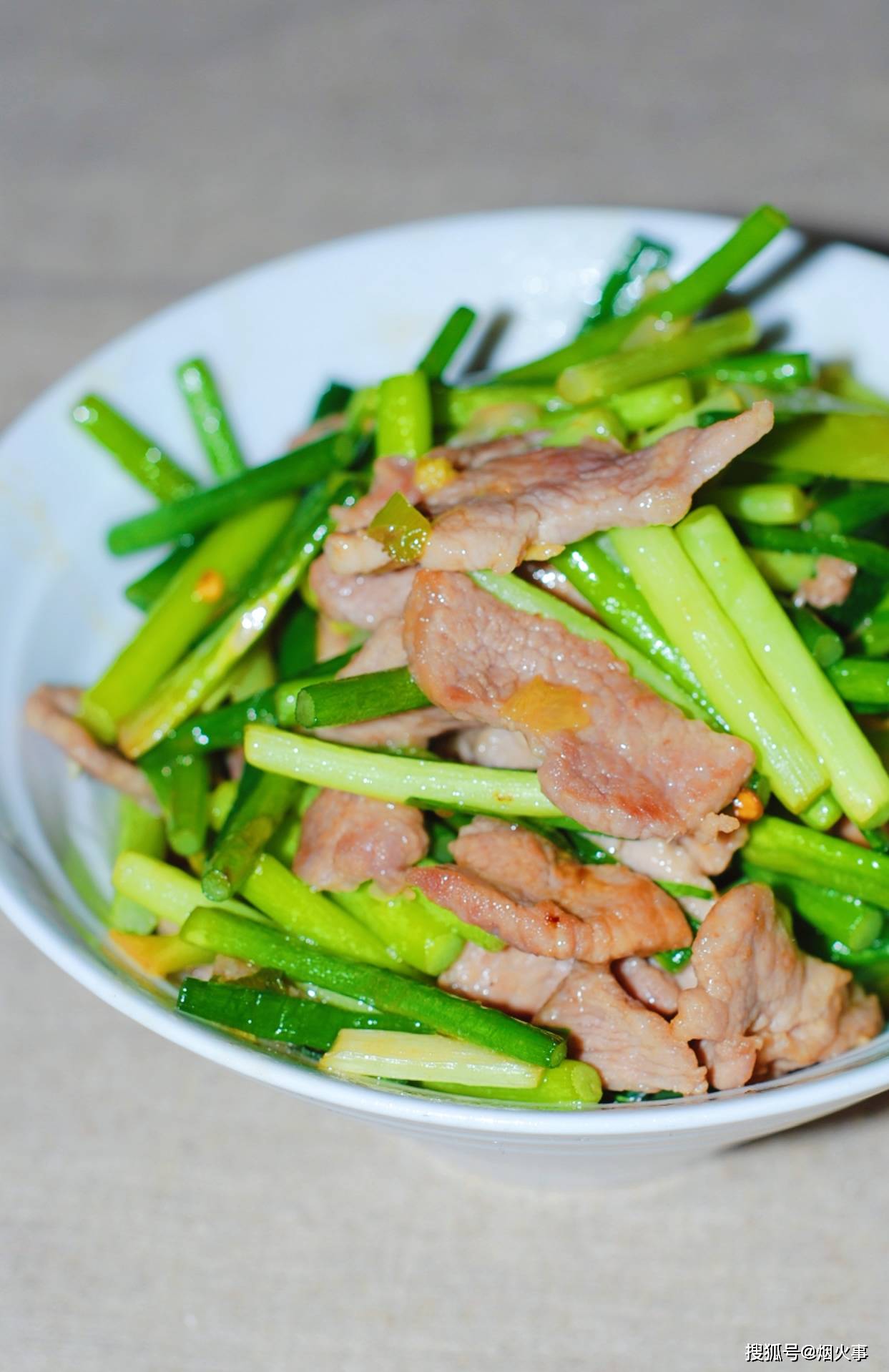 原创炒蒜薹总是不入味多做这1步蒜薹爽脆入味肉片滑嫩非常下饭