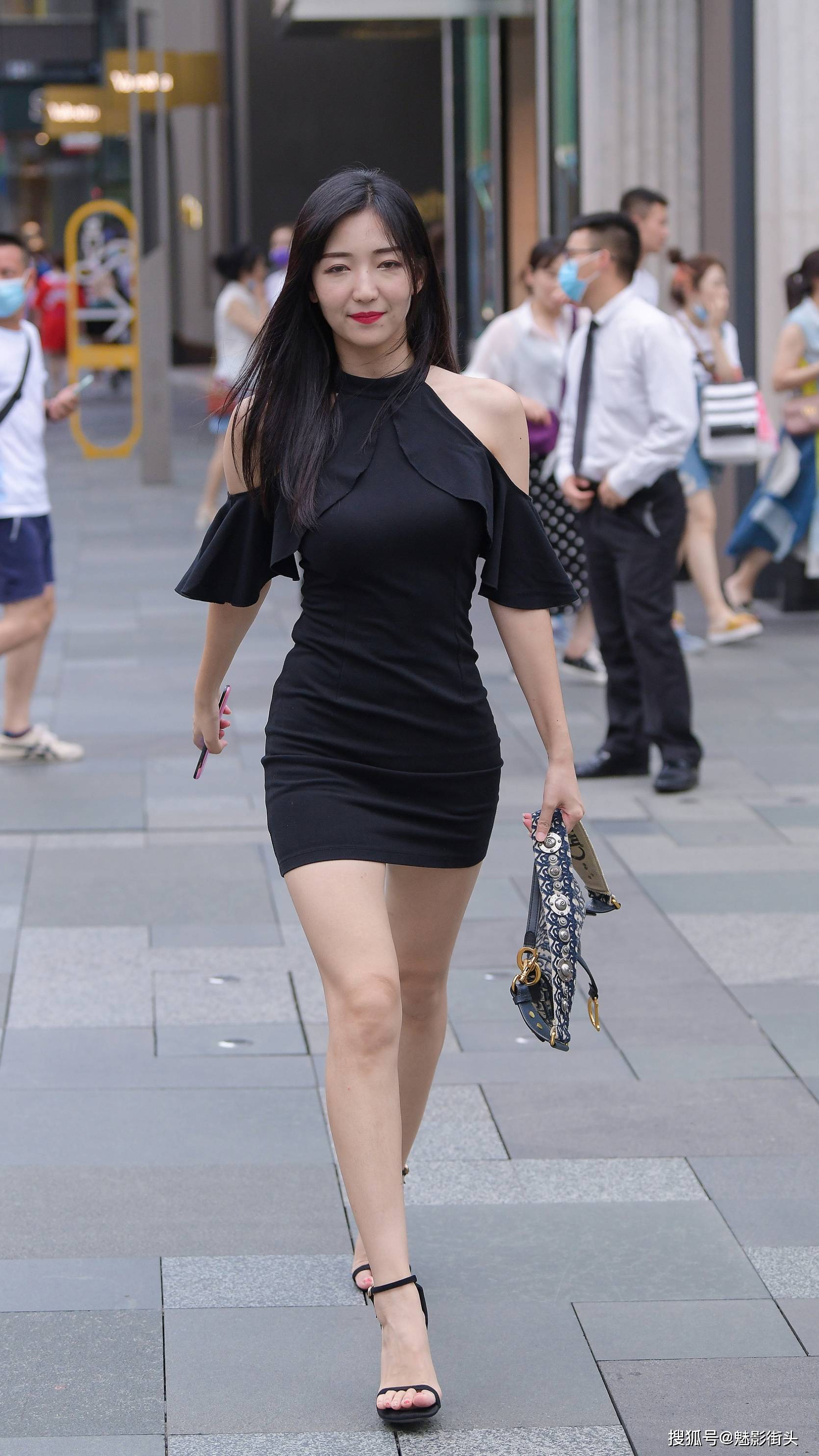 黑色连衣裙搭配黑色一字带细跟凉鞋,精致又显身材,女人味十足_手机