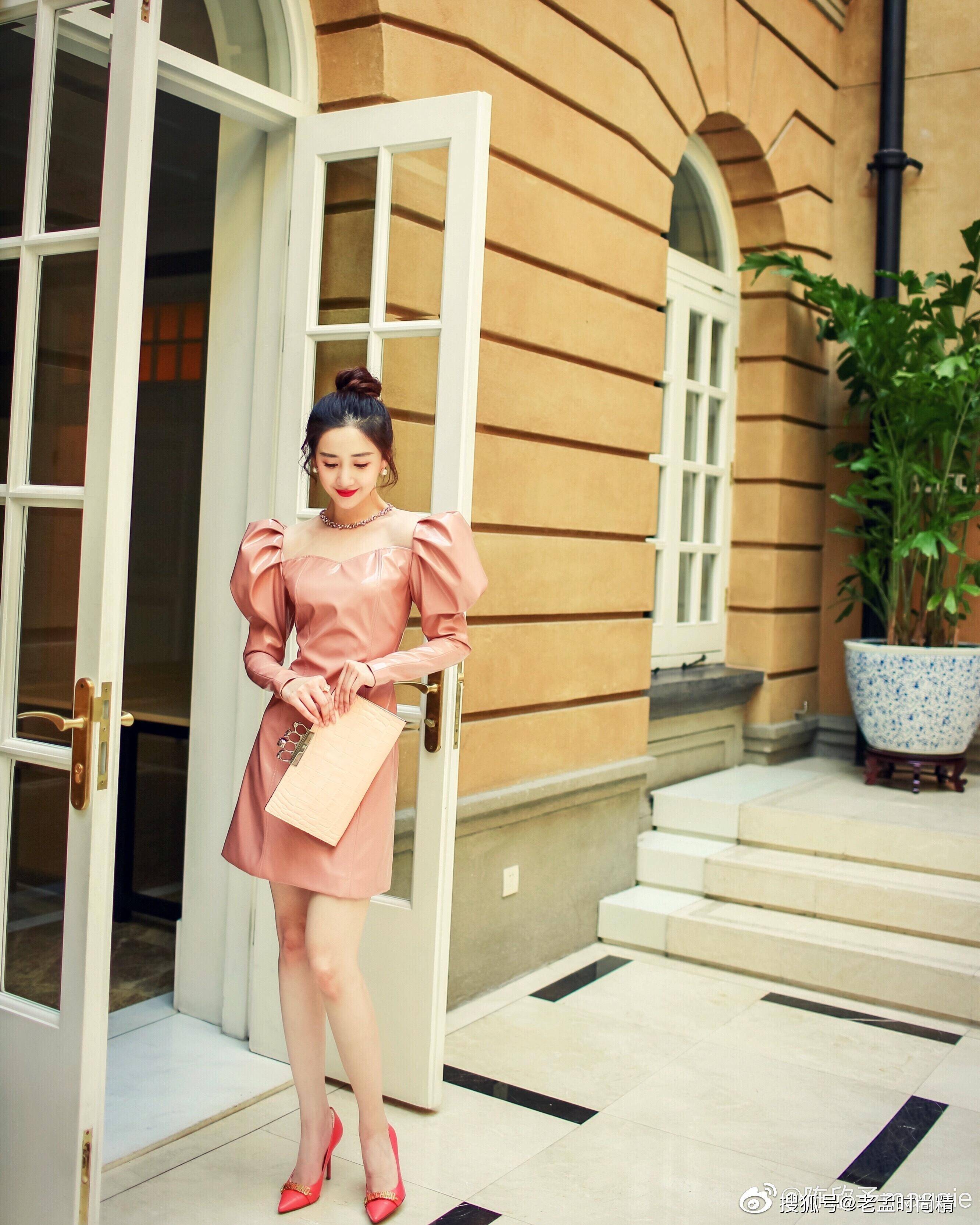 陈欣予:青春靓丽,甜美可人,大红色甲油夺人眼球