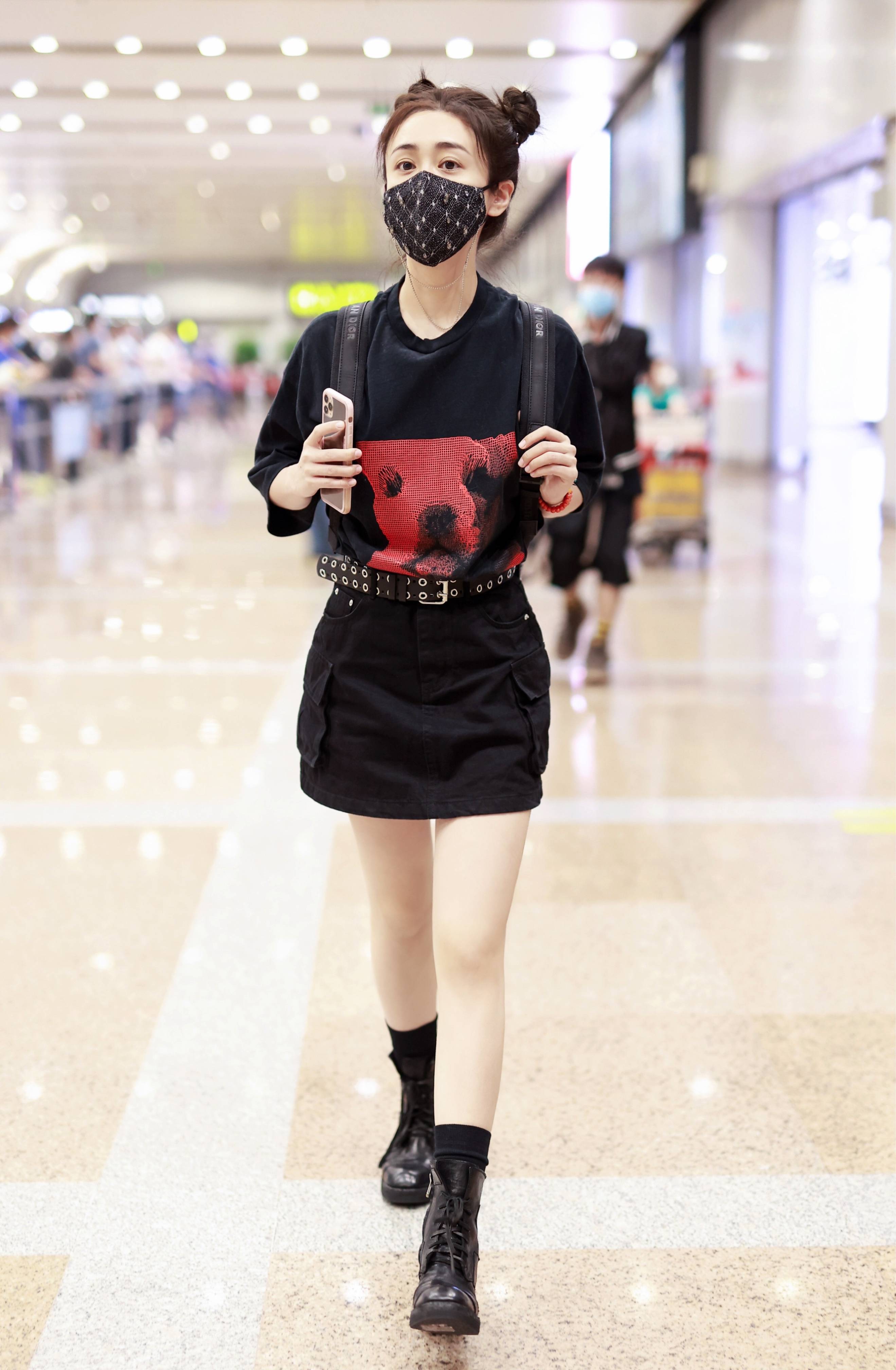 活力丸子头刘芸机场新装扮时髦又减龄