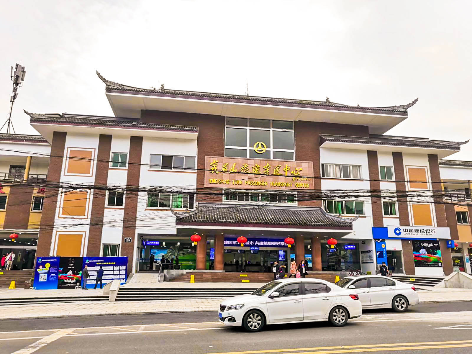 找到旅馆住下后我先坐车去峨眉山风景区客运中心咨询了旅行事宜,游客