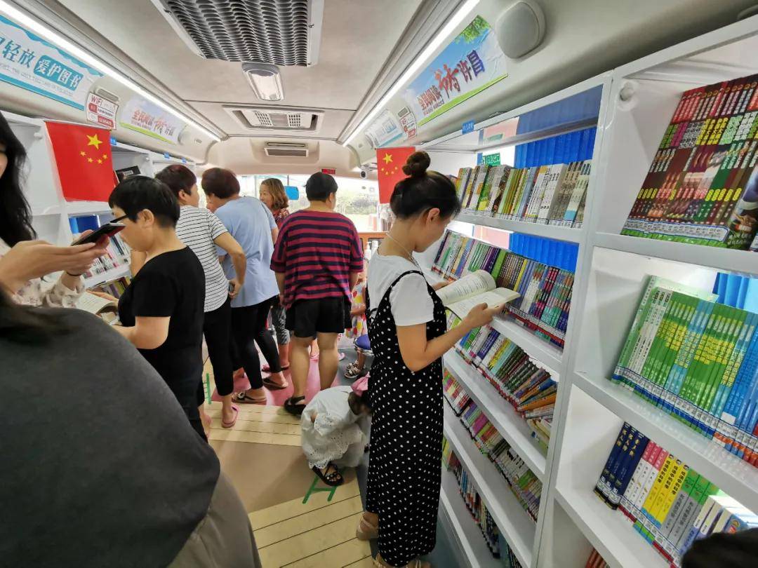 活动文化志愿者积极为群众推荐喜欢,好读,乐读的图书许昌市图书流动