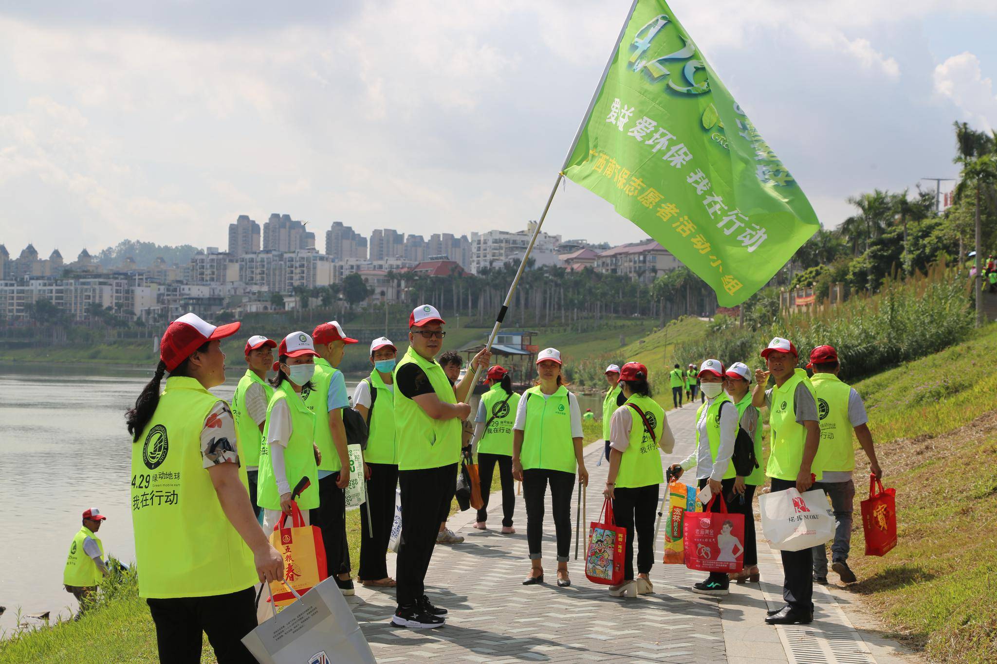 绿动地球·我在行动——广西南宁开展环保志愿者为创建全国文明城市在