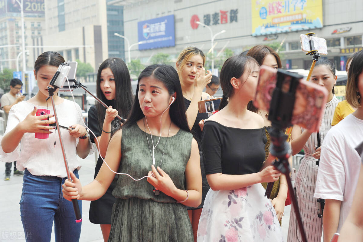 网红直播基地与商业地产耦合产出新物种还是怪胎