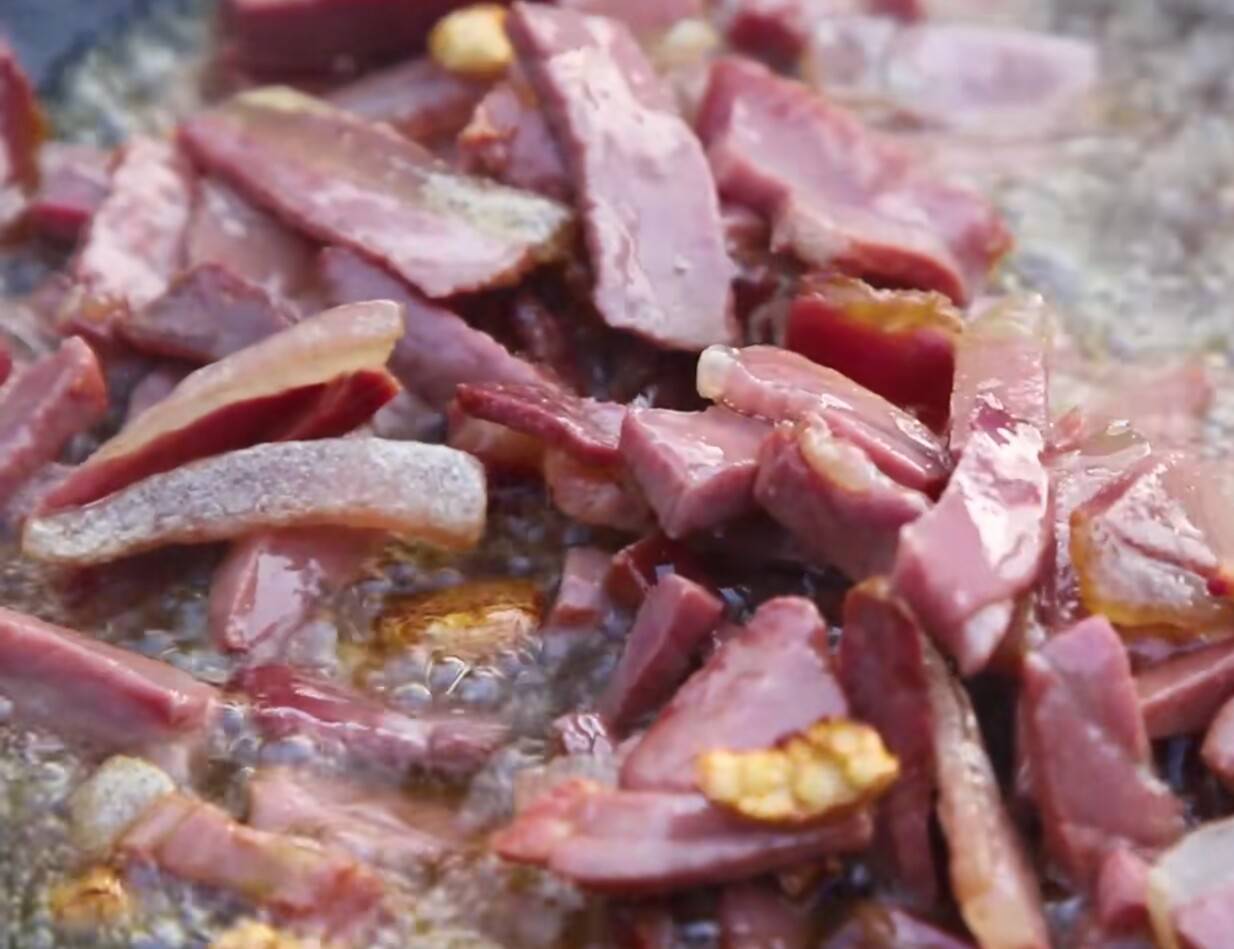 云南特色菜"火腿炒鸡枞",浓浓的火腿香配上鲜美的鸡枞,完美