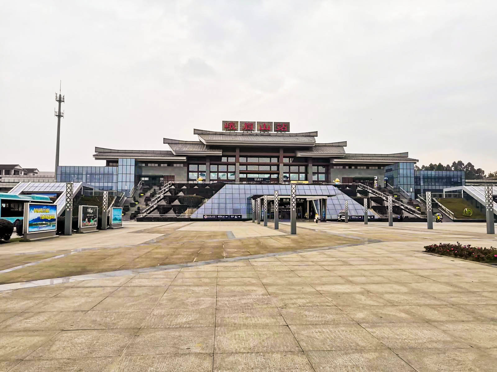 19年12月21号中午从乐山坐高铁来到峨眉山市,下了高铁就有人搭讪问
