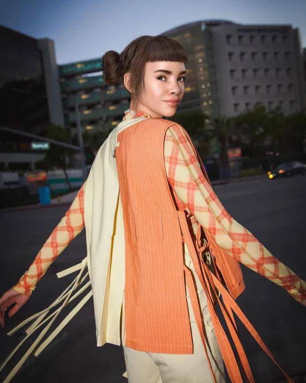 网红模特满脸雀斑,年收入900万英镑,是英国普通人的254倍_米凯拉