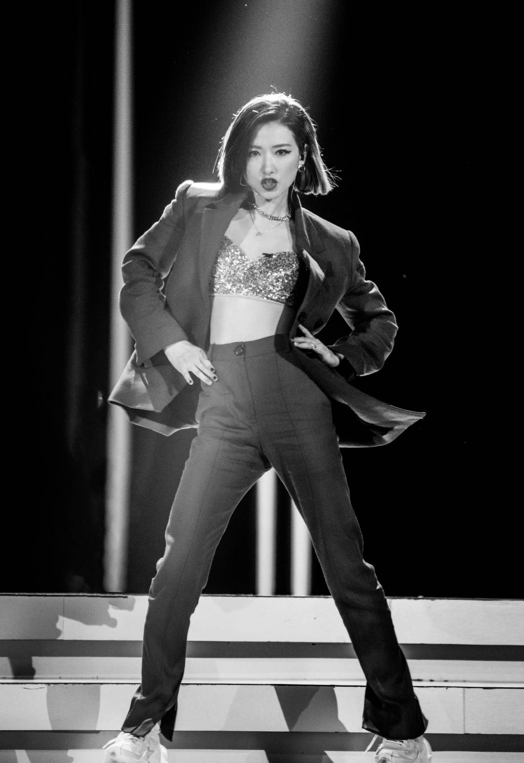 万茜太过分西装敞开穿还内搭亮片内衣性感帅气得让人心动