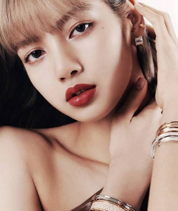 lisa新杂志曝光,一头金发俏皮灵动,是"人间芭比"没错了!_时尚