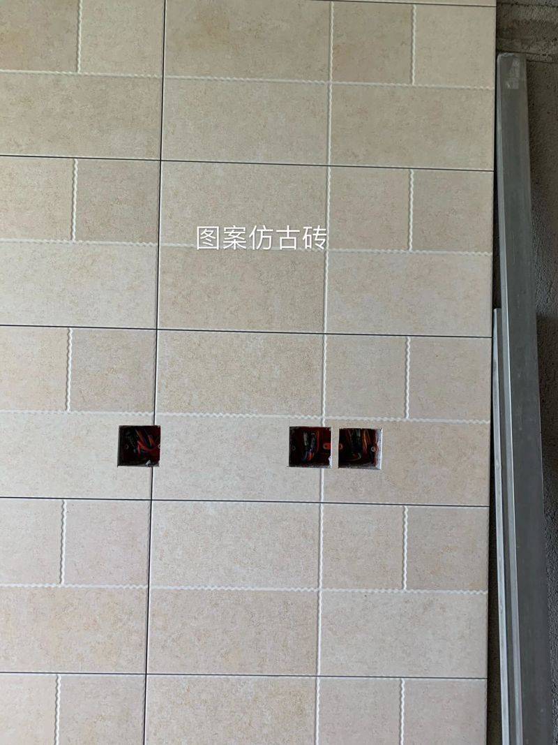 当代moma未来城,仿古砖先泡水后辅贴,墙压地贴完闭水实验