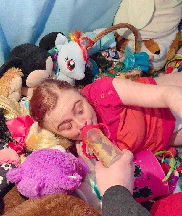 22岁女子把自己当2岁宝宝男友每天为其换尿布喂奶