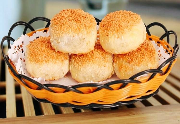 黄桥烧饼:是古老的特色传统小吃,属江苏菜系,流传于江淮一带.