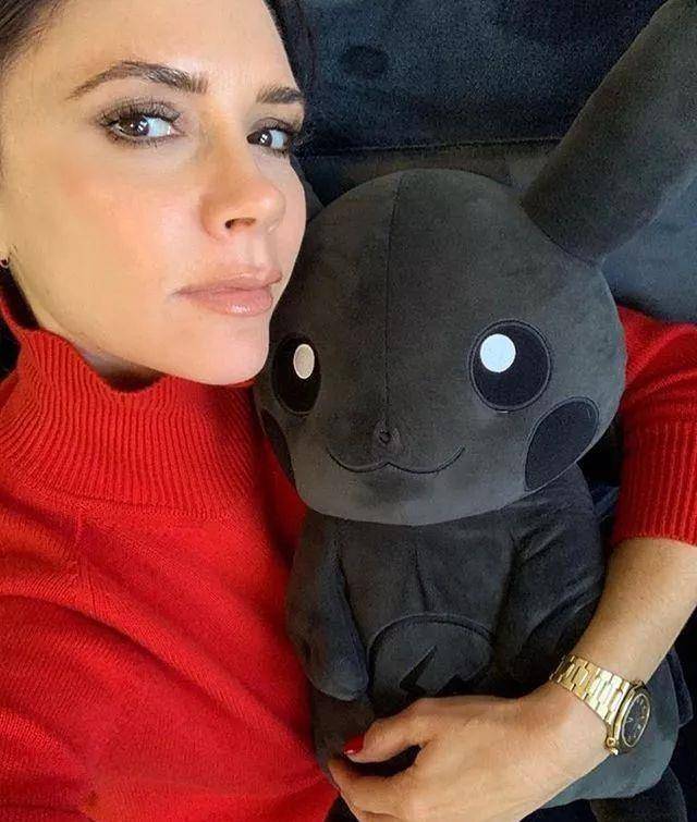 香奈儿拍照只露左脸?因为右脸长得不好看…_ins