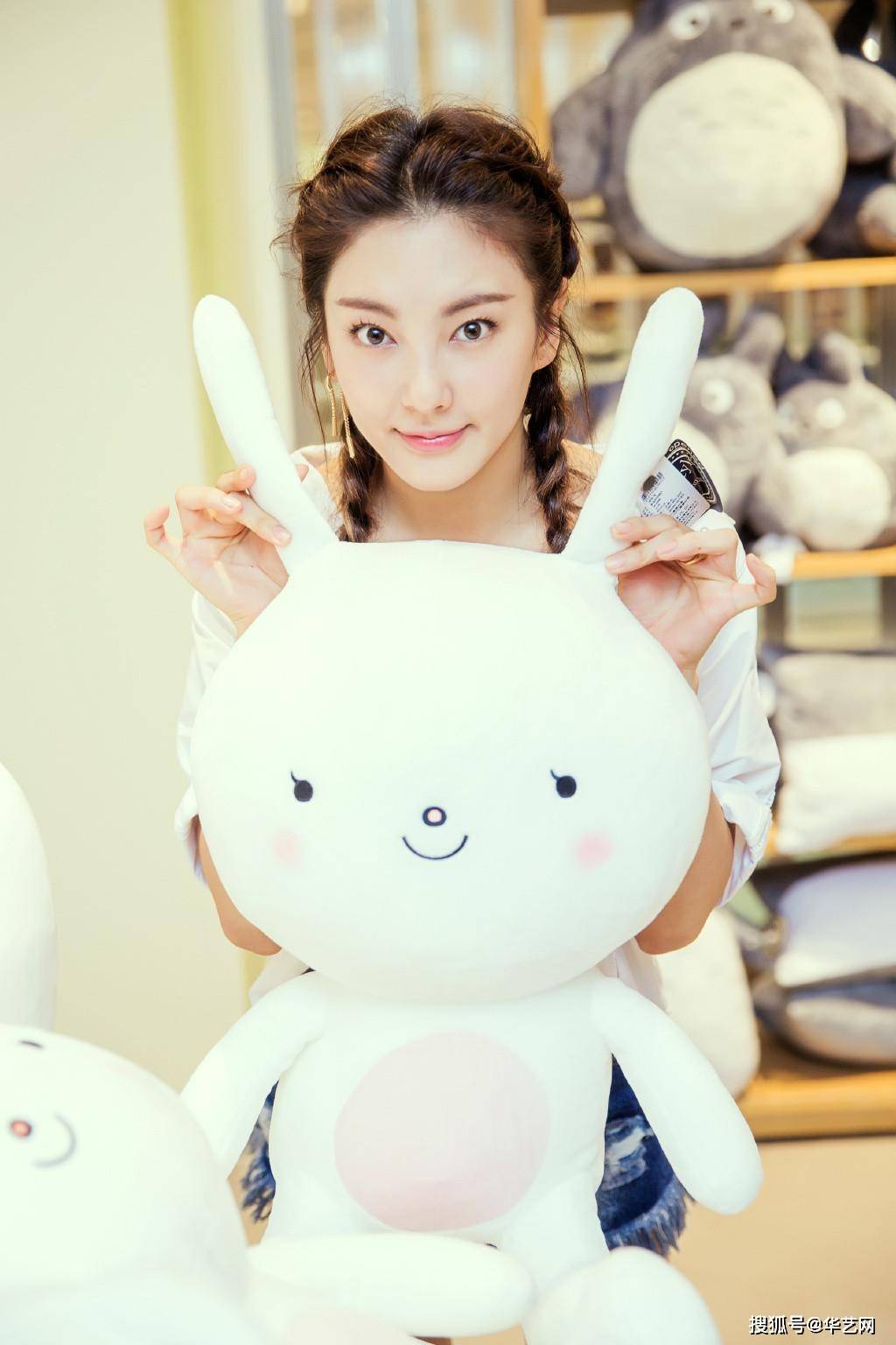 羊角辫可能有些女生觉得自己发量不是很多,如果单单扎马尾,会让发量显