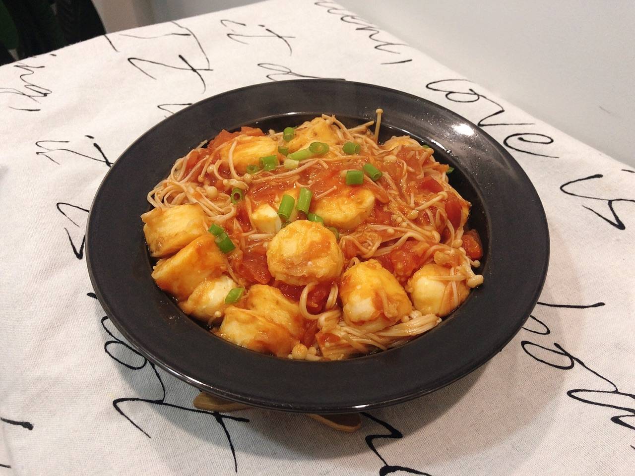 【菜名】:番茄金针菇日本豆腐 【所需食材】:西红柿一到两个,日本豆腐