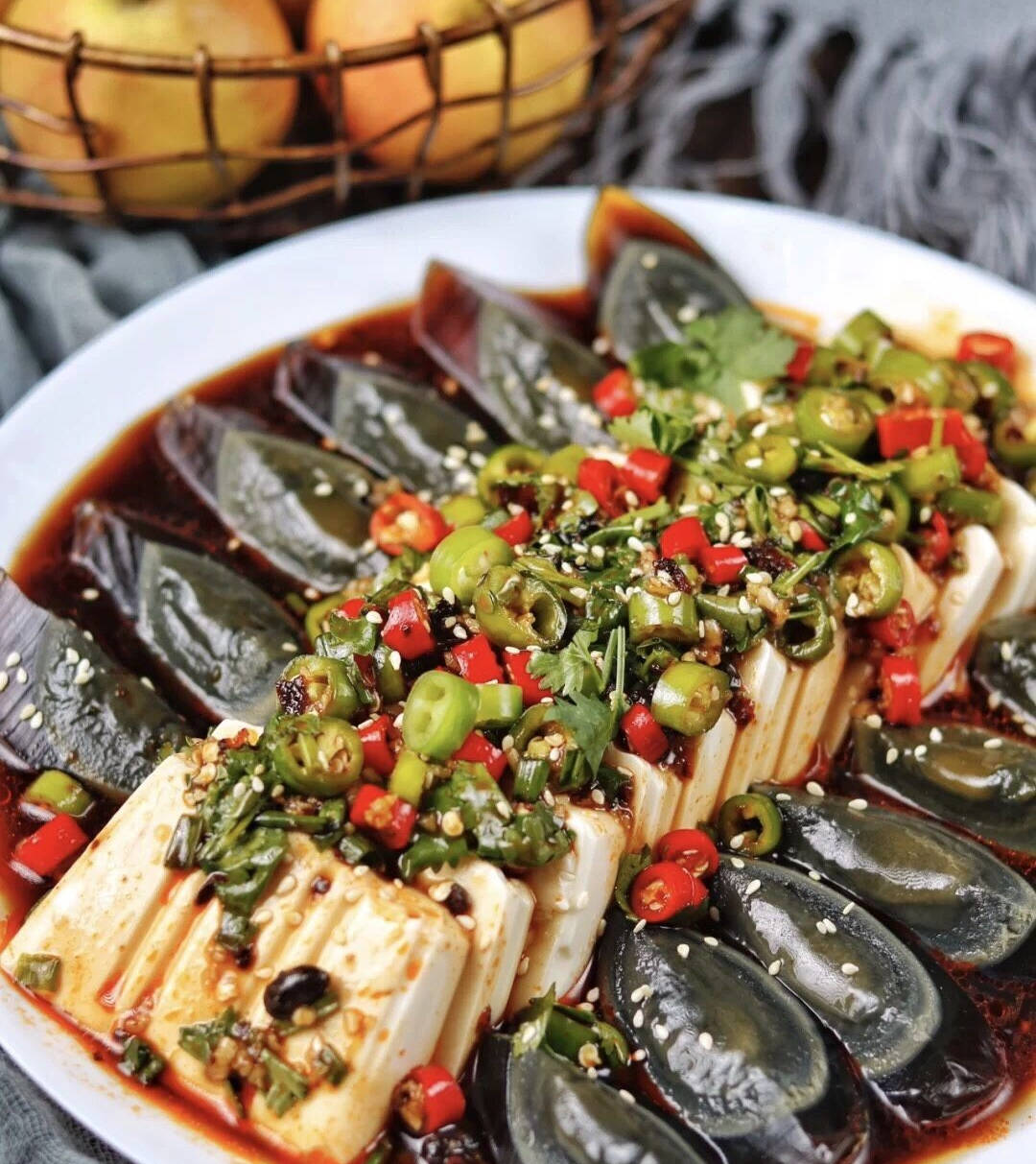 最简单的皮蛋拌豆腐,清爽解腻颜值高,居家宴客的完美菜品