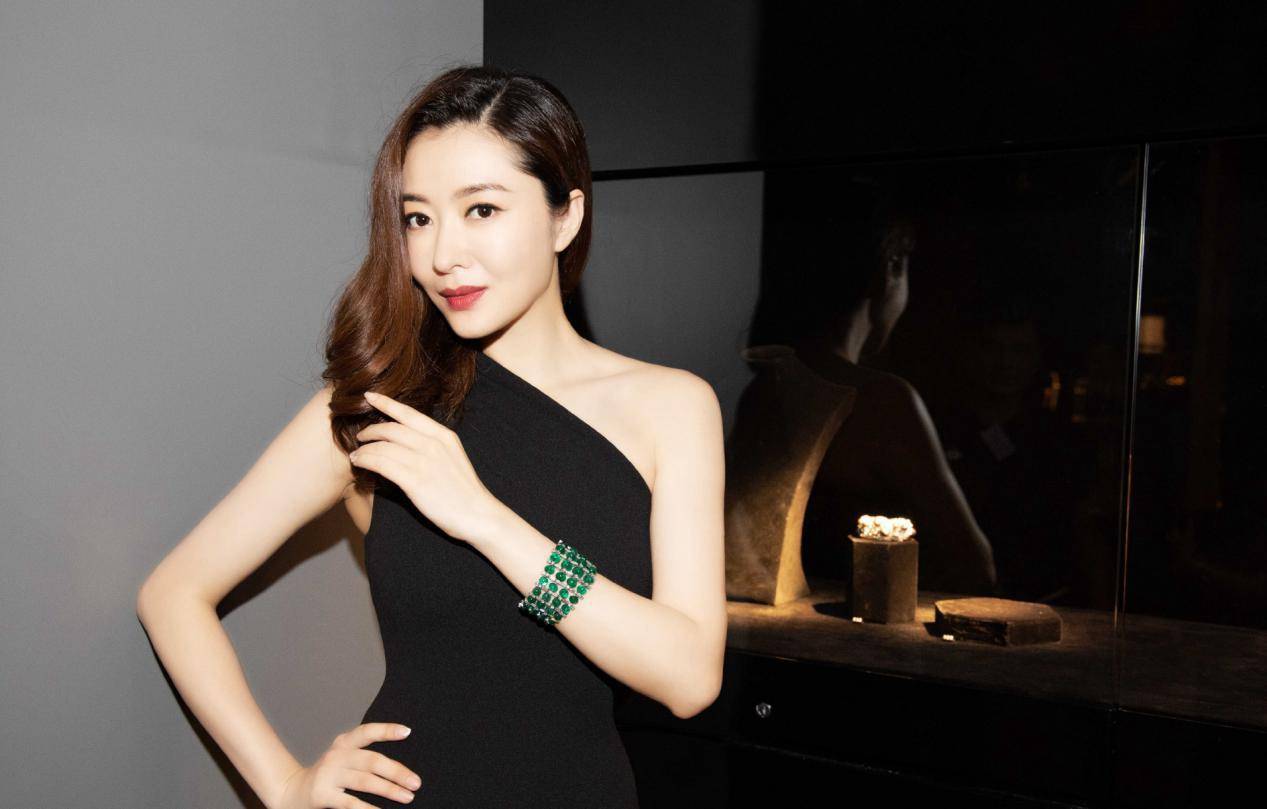 熊黛林的状态真好!白西装配白短裤腿长逆天,模特身材果真不一般