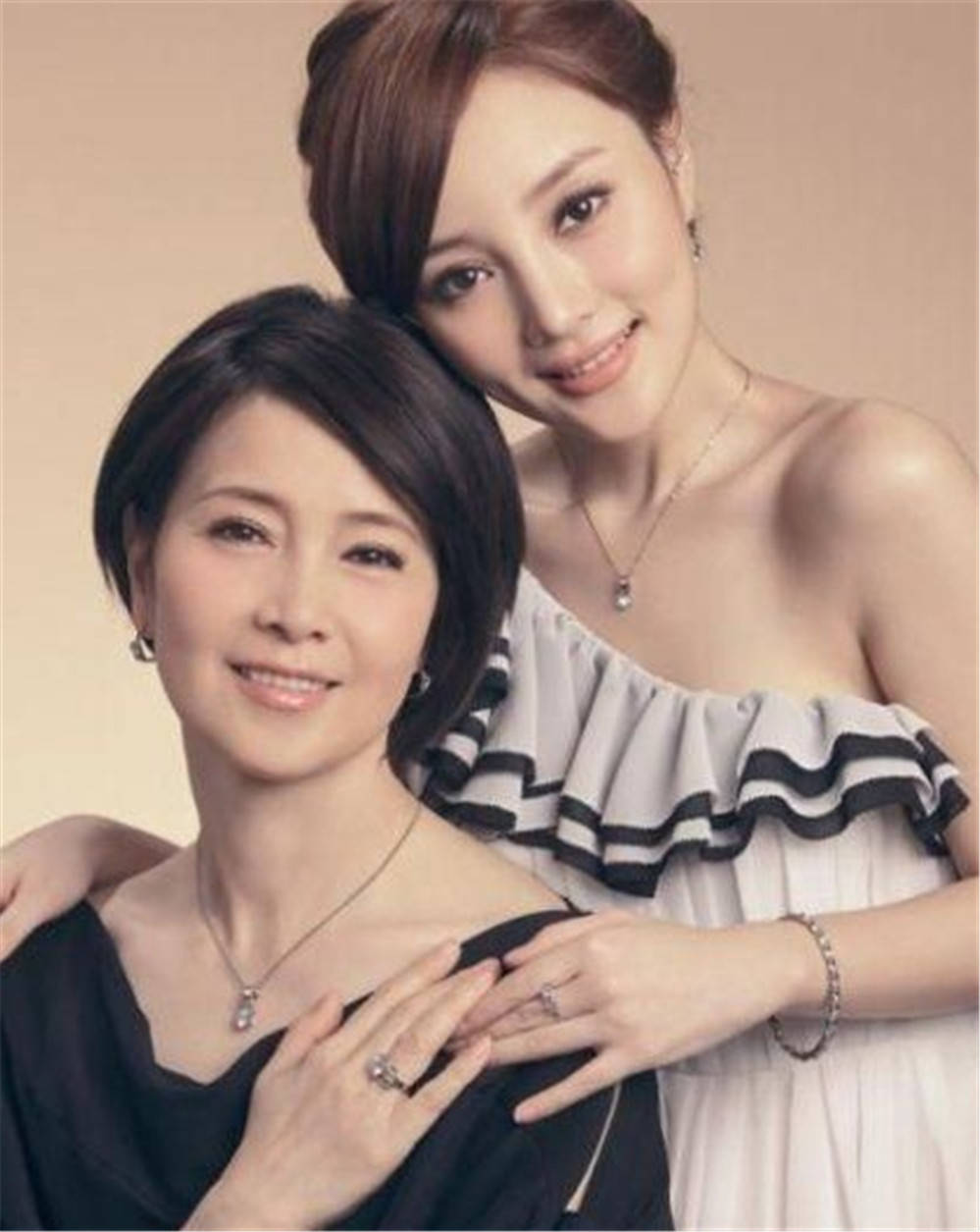 李小璐母亲有2段婚姻让我们一起来看看吧