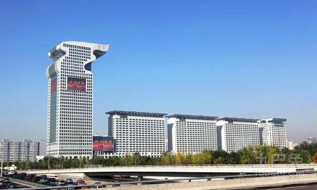 65米的超5a级写字楼为龙首,以3栋盘古七星公馆国际公寓为龙身,以1栋