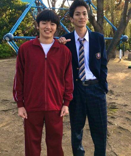 奥特曼今天滨田龙臣终于开通了自己的推特,他人生中第一次喝酒,因为