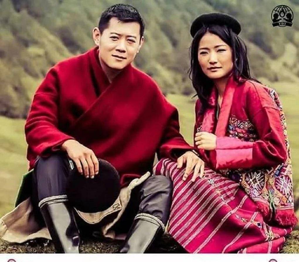 不丹国王夫妇结婚周年庆,摆放菊花众人鞠躬,这礼仪让人看不懂