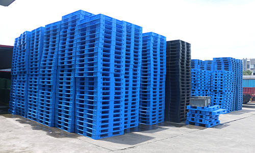 塑料托盘堆码3,纵横交错式堆码方法即第一层货物横放排列;第二层货物
