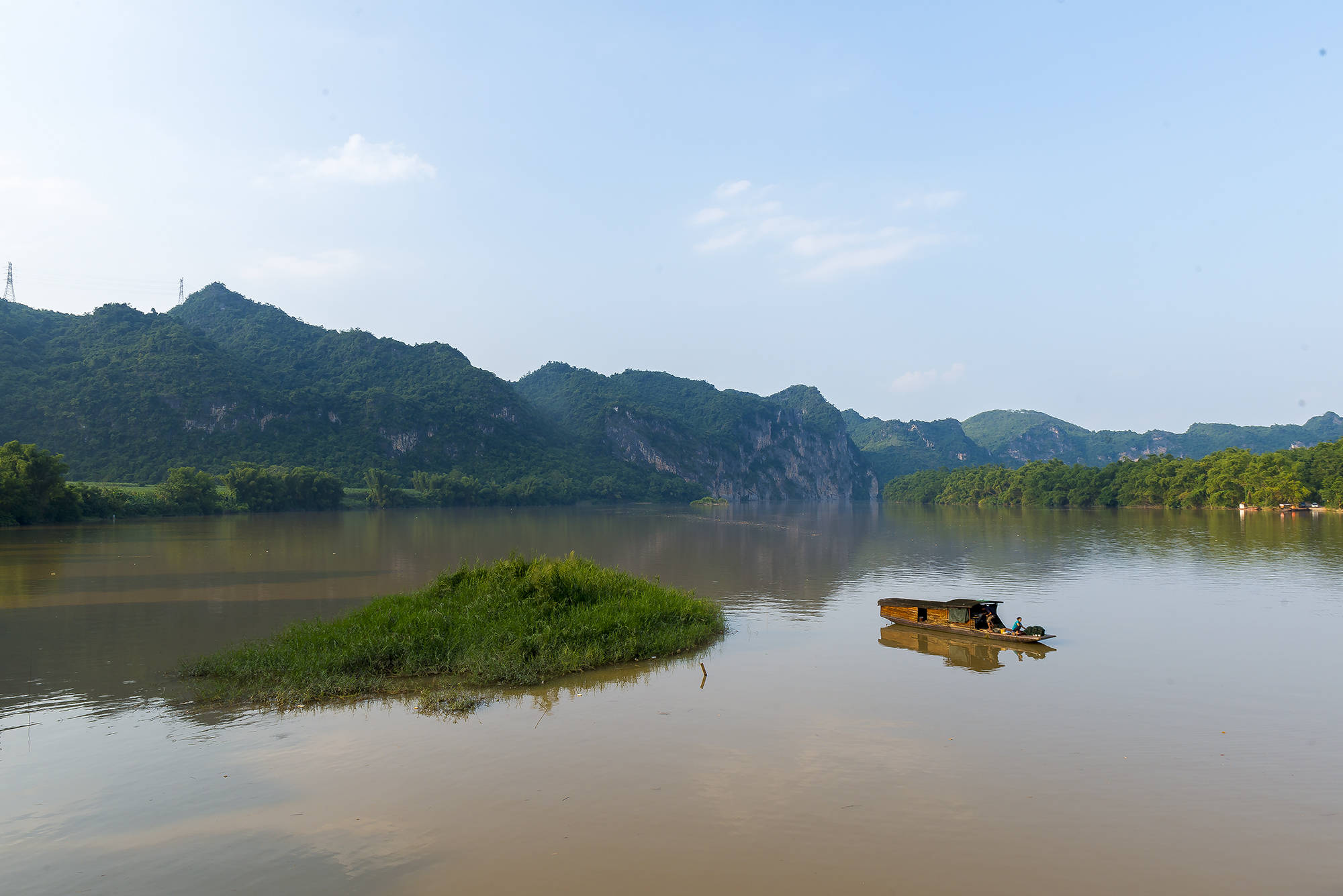 河岸两头青山相傍,船游在秀丽的左江白雪河段,可以参观左江花山岩画