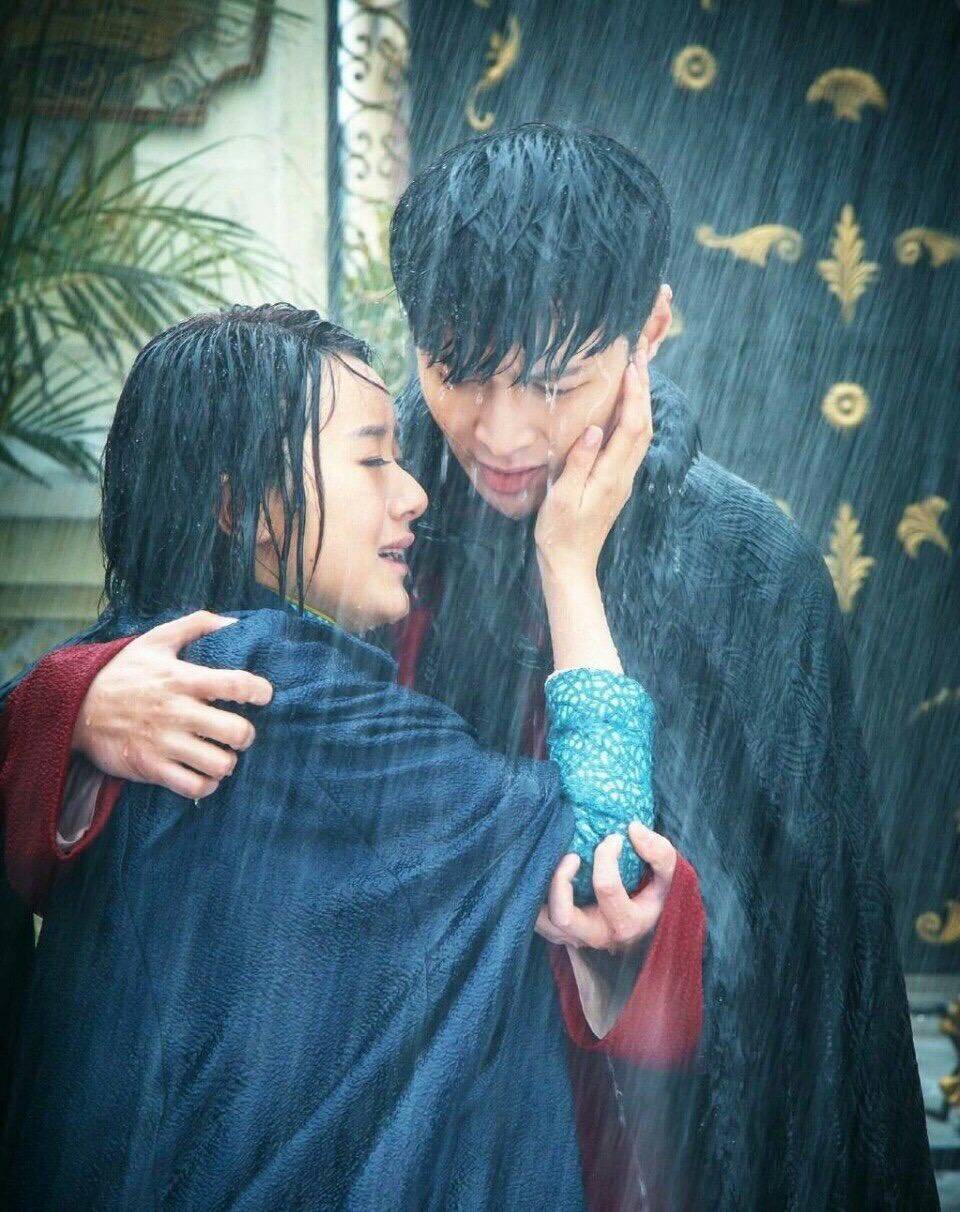 二月红带着丫头雨中求药的片段,可以说是《老九门》中的经典镜头,不