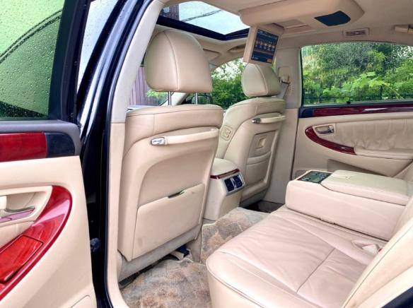 国产车来说确实贵了些,但是这辆车比较特殊,车内用料扎实,内饰很奢华