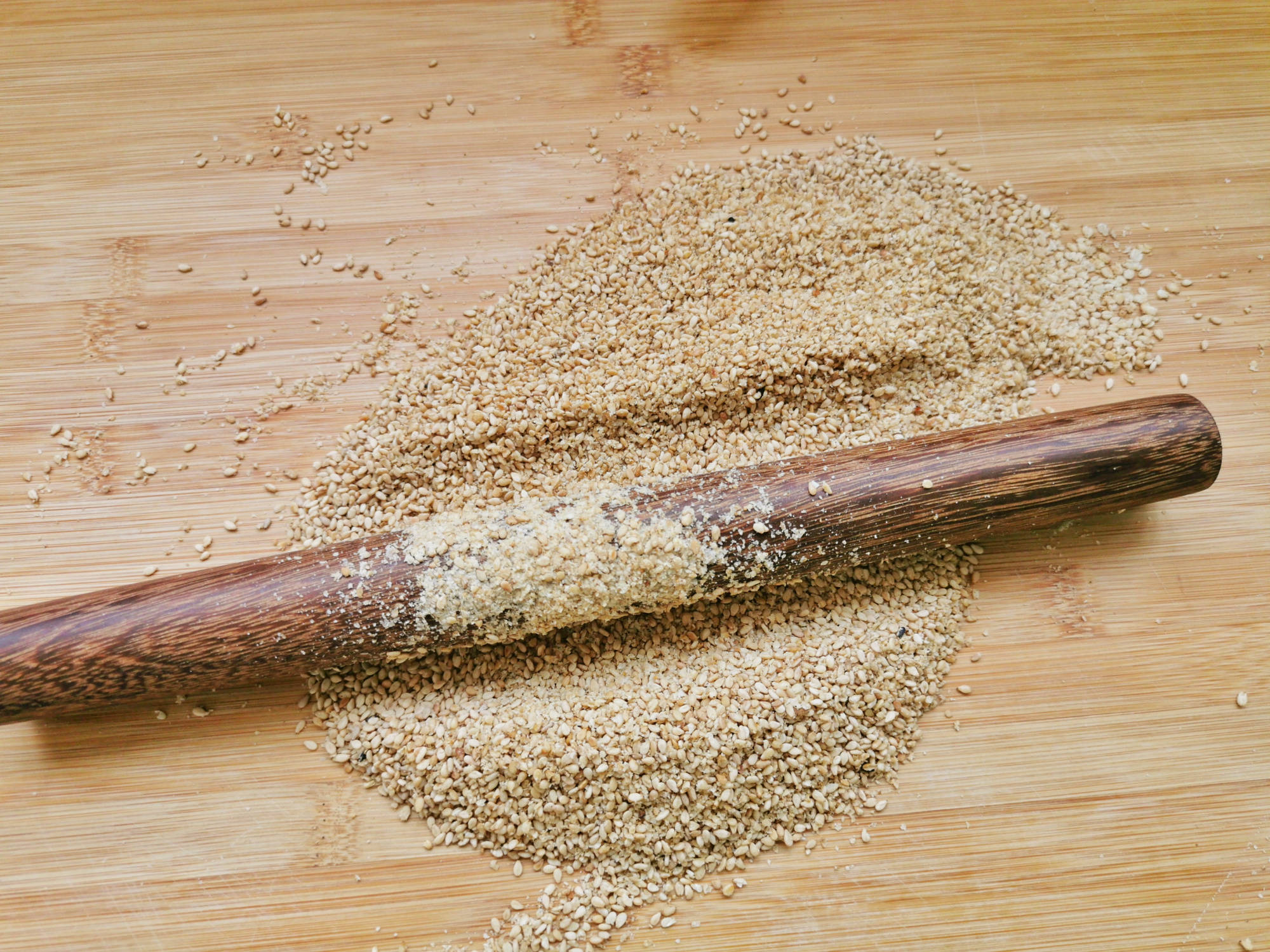 农村婆婆教外地媳妇做芝麻盐,纯手工零添加,拌啥啥香,能吃半年