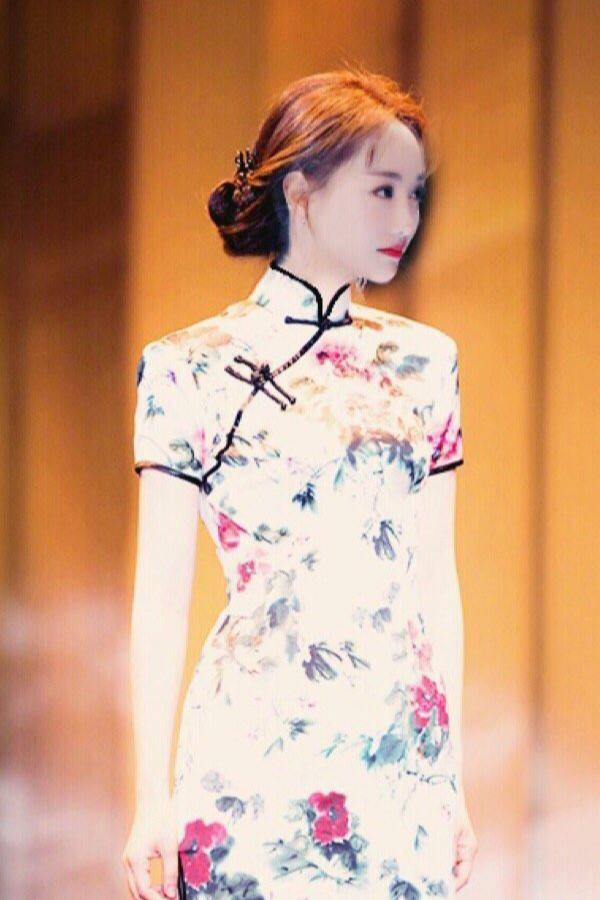 考验身材的旗袍杨蓉居然这样穿没想到还是这么美