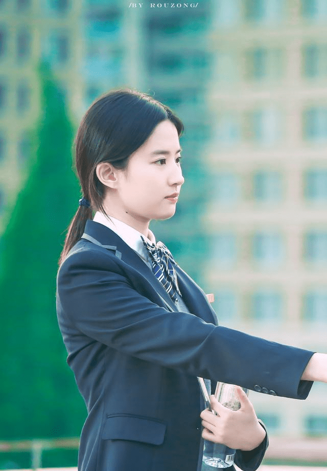 校服时期的刘亦菲太可了,简直就是满足了我对隔壁班校花的幻想