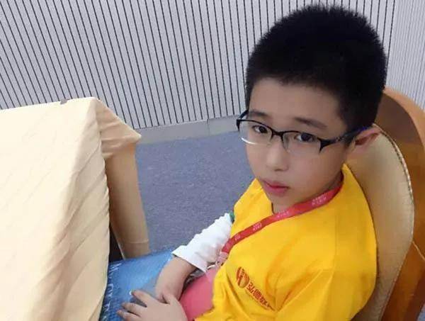 魔方少年火了|打遍天下无敌手,13岁5项吉尼斯纪录_阙剑宇