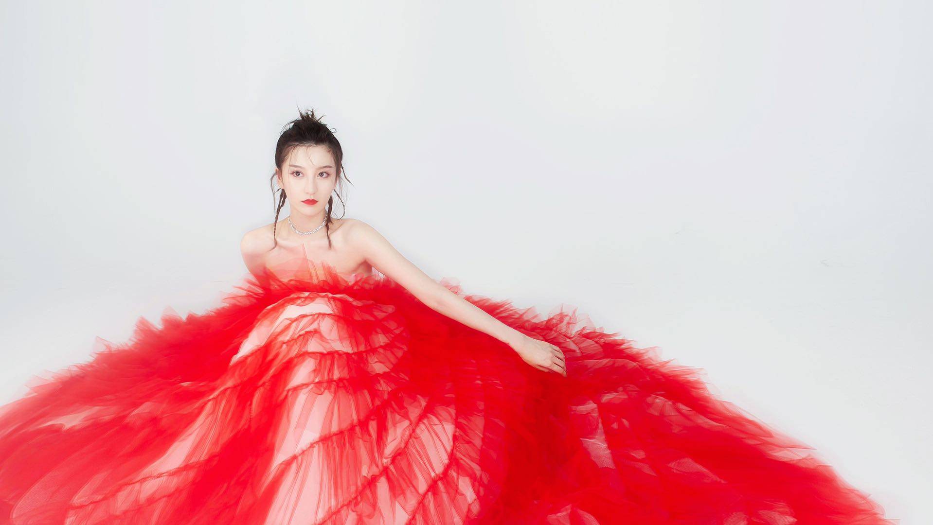 金尤美红裙写真曝光 青春热烈尽显个性美