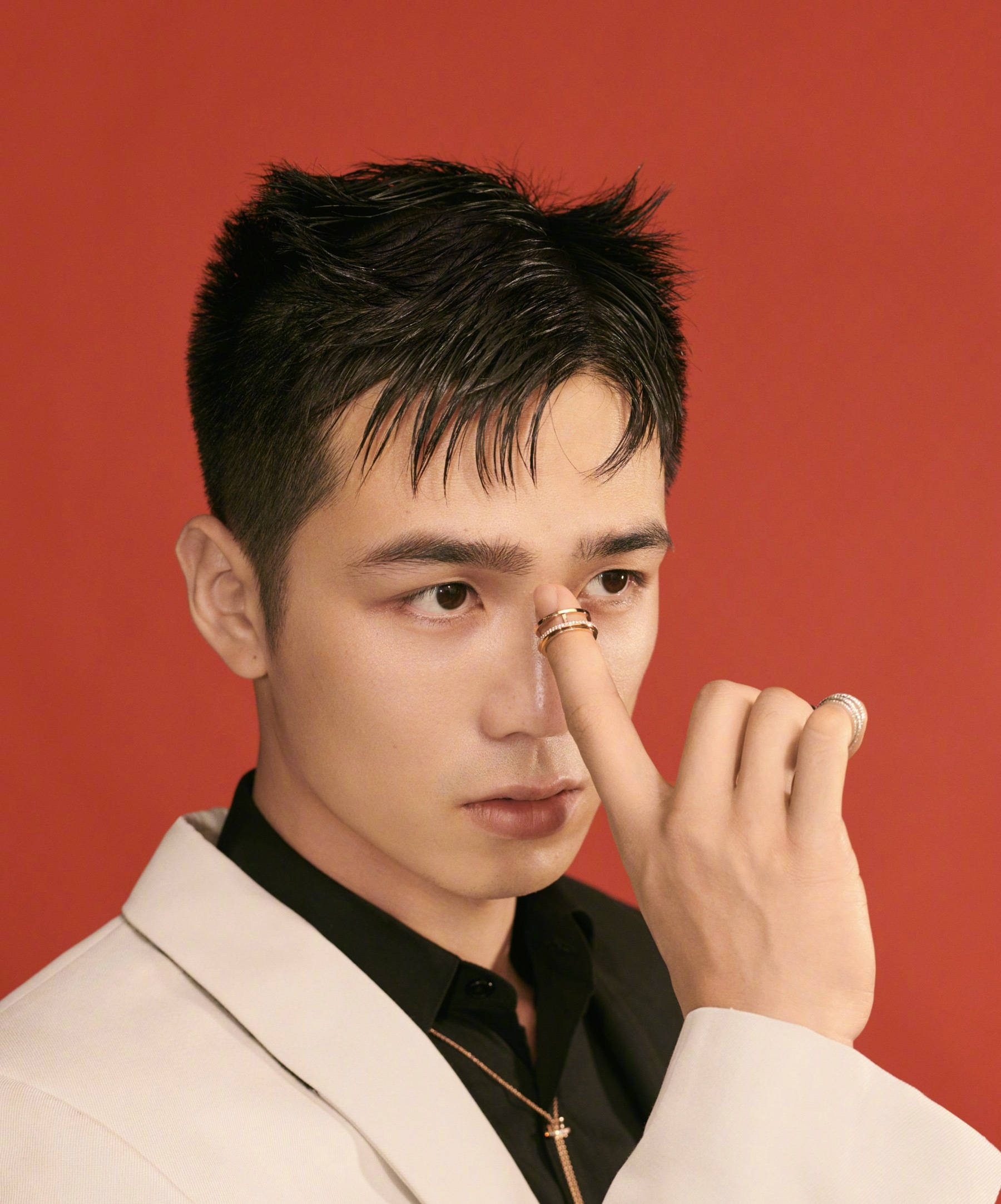 利晴天运动复古风大片曝光 暖男时尚表现力抢眼