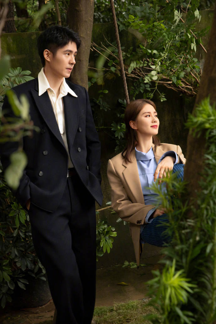 刘诗诗穿皮吊带大秀天鹅颈坐刘昊然自行车笑容甜