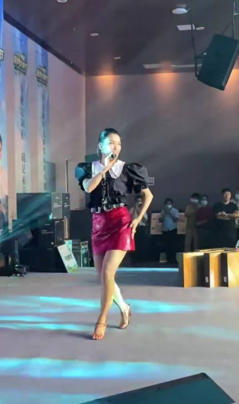 42岁王蓉参加商演场地简陋 舞台卖力献唱状态不错