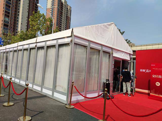 搭建6*24m白色透明玻璃篷房交付区白色篷房内设置等候区,签约区,整个