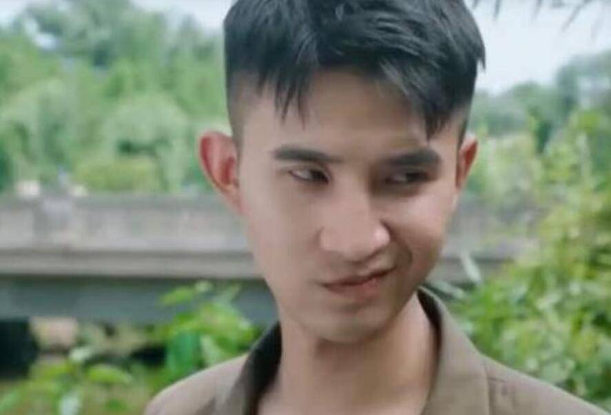 歪嘴战神火到国外,男主变总统,隐忍3年后,为前妻封锁机场