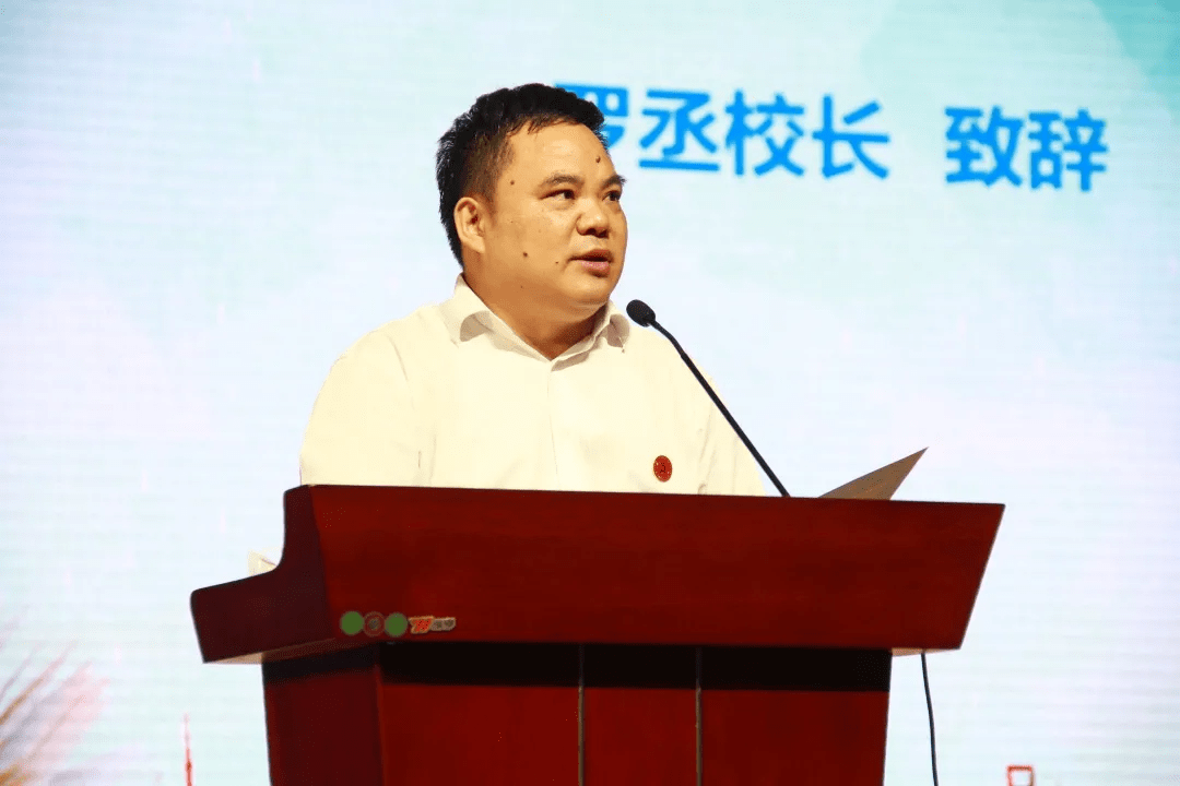 校长罗丞,书记刘双文,副校长李勇,袁永忠等学校领导,以及师生代表在