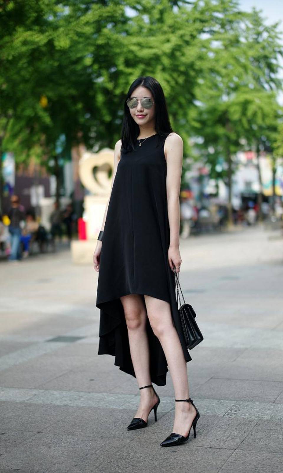 路人街拍小姐姐穿修身的黑色打底衫尽显完美身材