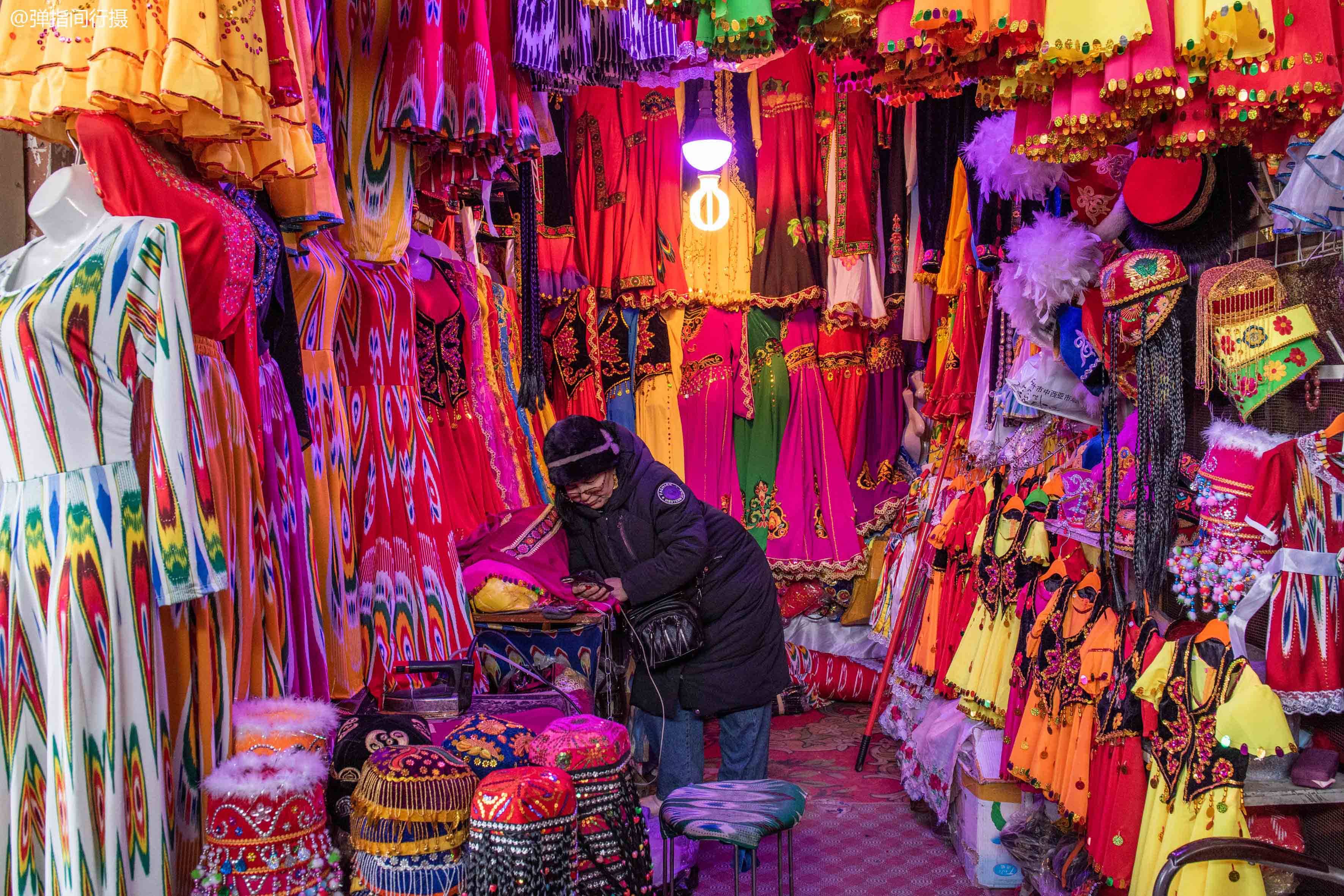 新疆最古老的巴扎,设有5000个摊位,日人流量10万,切糕5元一块