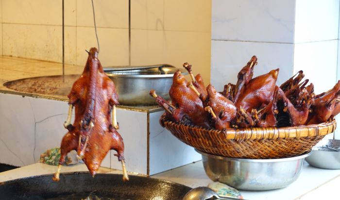 吃货为了一只卤鹅排队排到马路上探秘成都通济镇油烫鹅