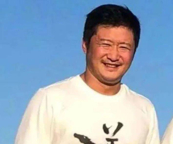 硬汉吴京胖成了于谦,肌肉男发福势不可挡,你还练不练?