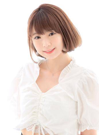 最初因乘坐电车赶往威吹鬼的工作场所而与明日梦相识,而后得知两人