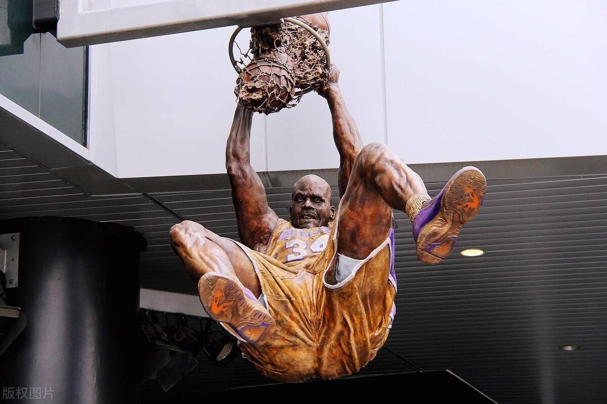 奥尼尔新秀赛季3次扣碎篮板那么扣碎之后比赛是如何继续的