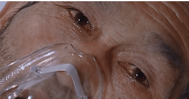 《天道》中特意给了丁元英父亲,带着氧气面罩,眼角饱含泪水的特写画面