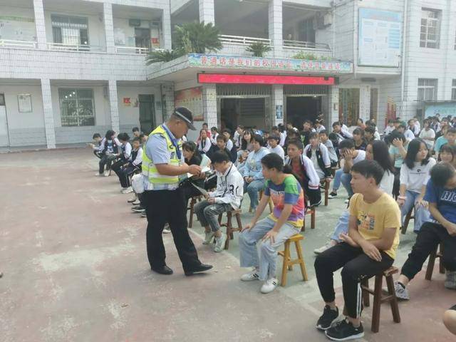 培养学生们良好的出行习惯,8月31日,普定县公安局交警大队牢牢抓住新