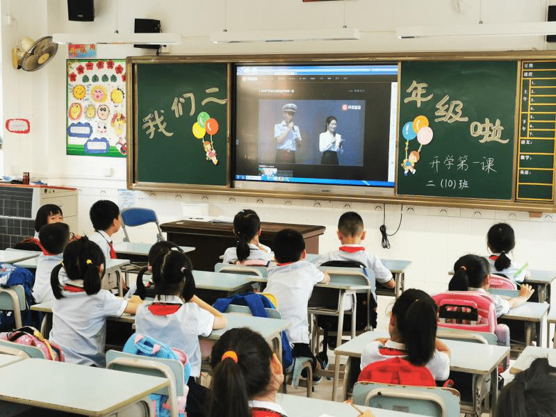 作為二中天元第一屆高中學生,初中畢業於萬頃沙中學的紫嫣十分自豪.